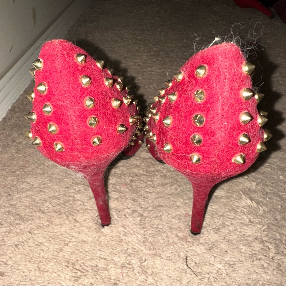 Red sued heels with gold studs size 8 never worn - Picture 4 of 5